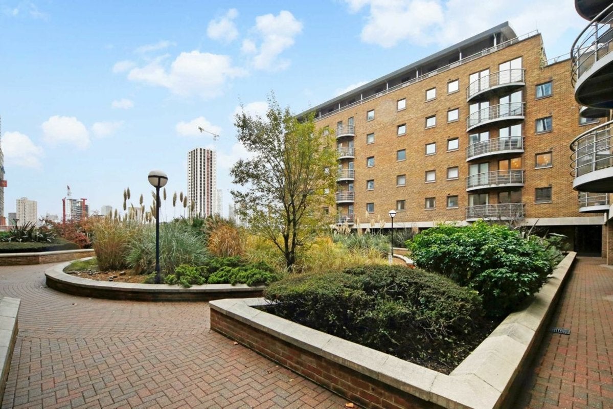 Flat Meridian Place in Greater London