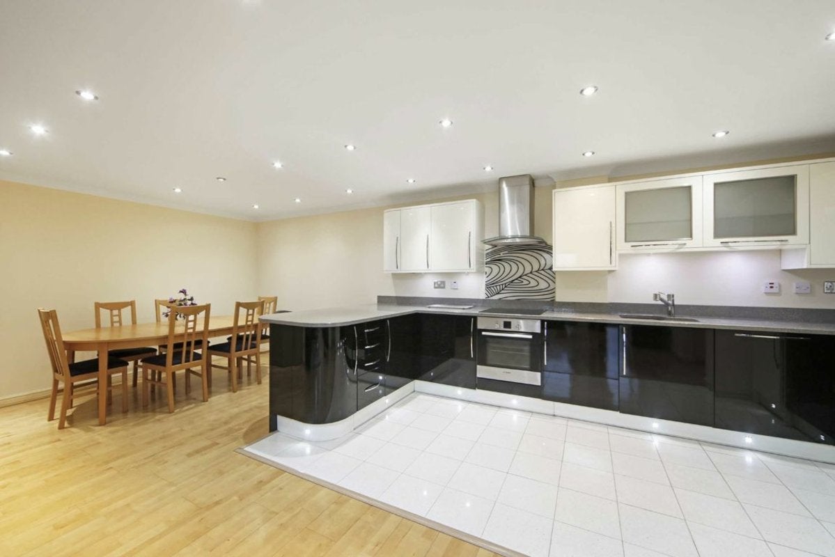 Flat Meridian Place in Greater London