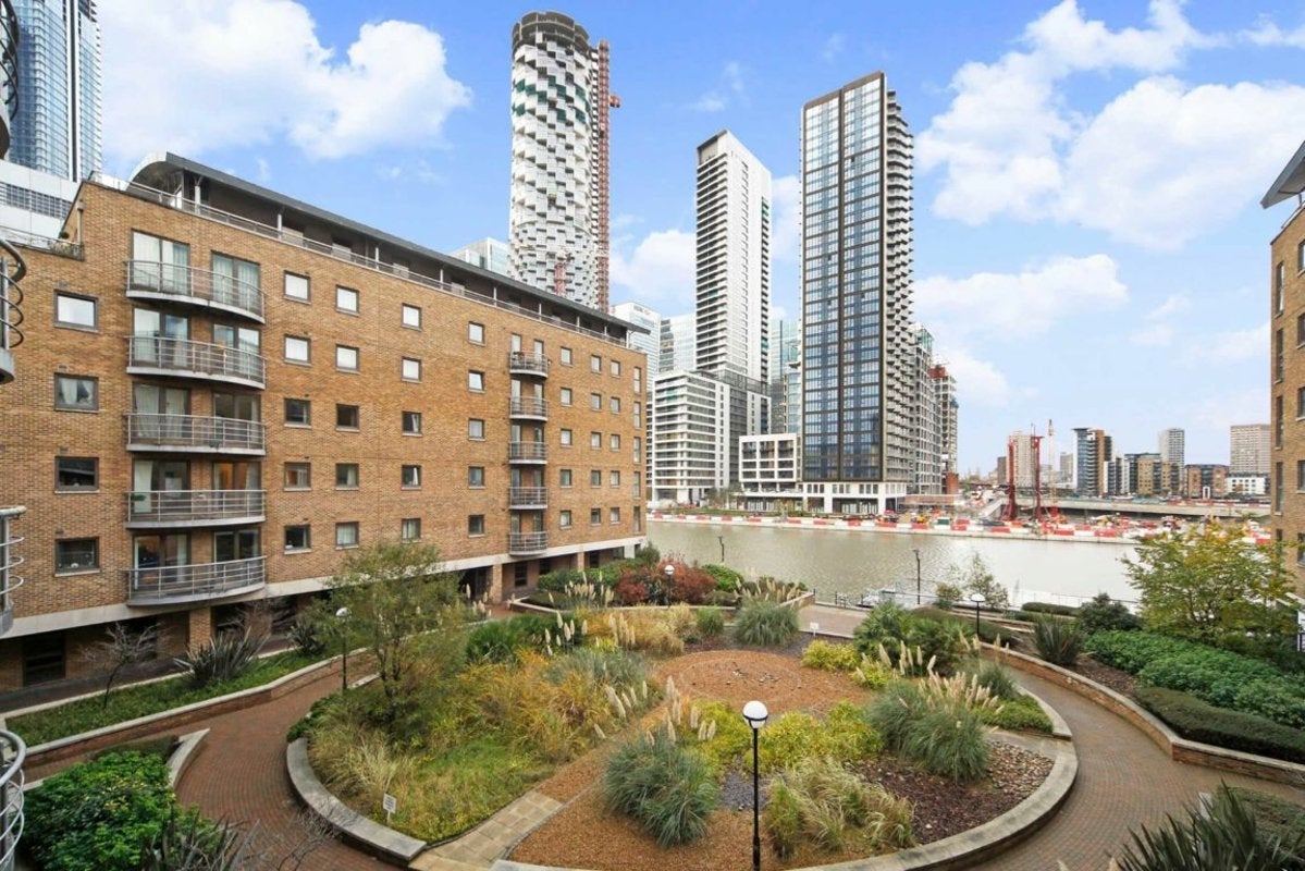 Flat Meridian Place in Greater London