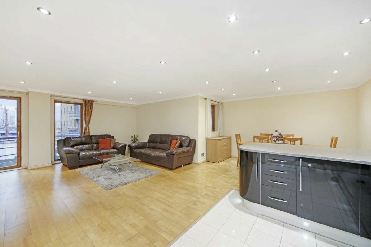 Flat Meridian Place in Greater London
