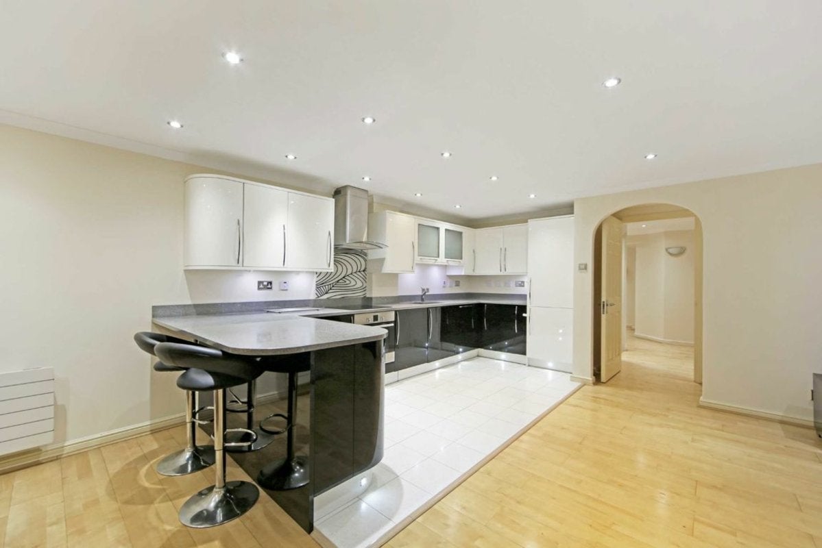 Flat Meridian Place in Greater London