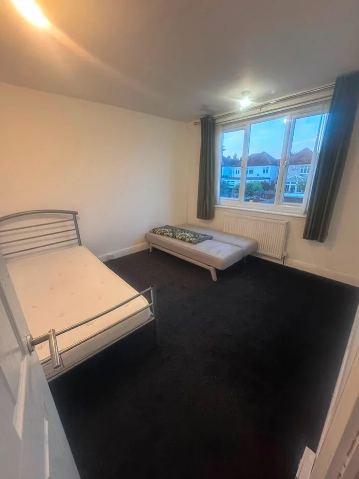 Room Queenborough Gardens in Greater London