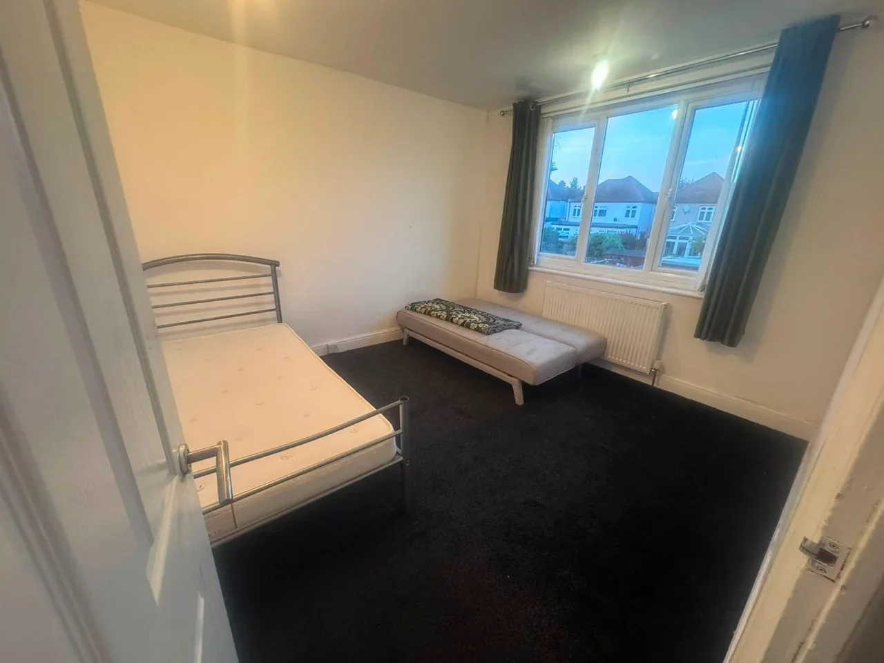 Room Queenborough Gardens in Greater London