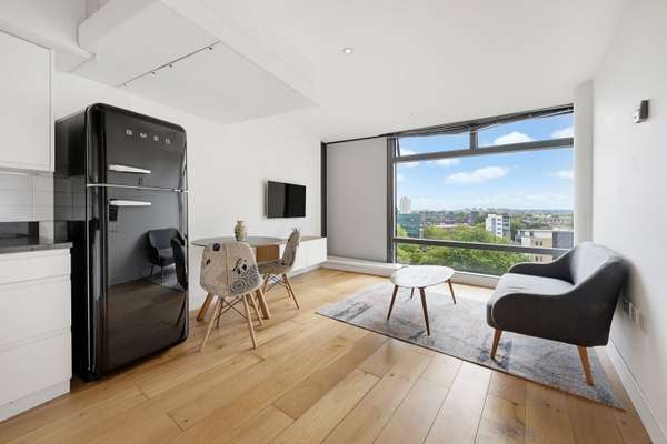 Flat Albert Embankment in Greater London