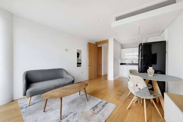 Flat Albert Embankment in Greater London
