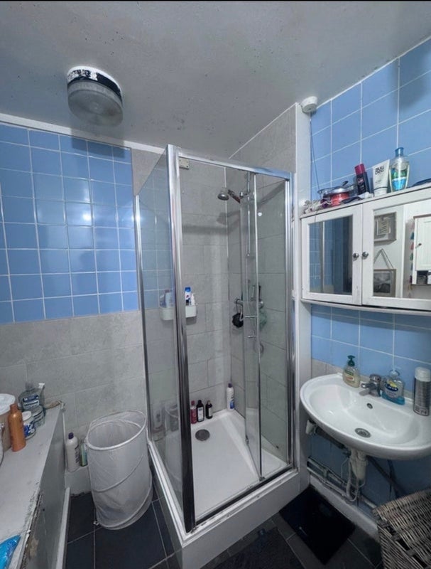 Room Cazenove Road in Greater London