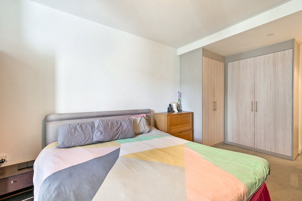 Flat Queenstown Road in Greater London