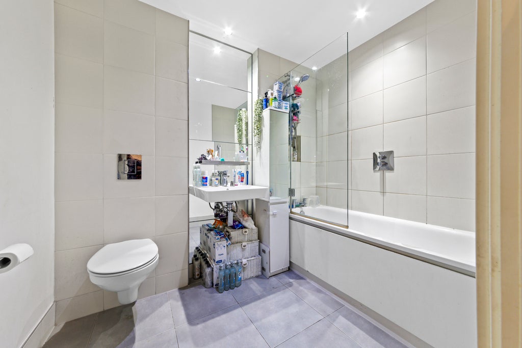 Flat Queenstown Road in Greater London