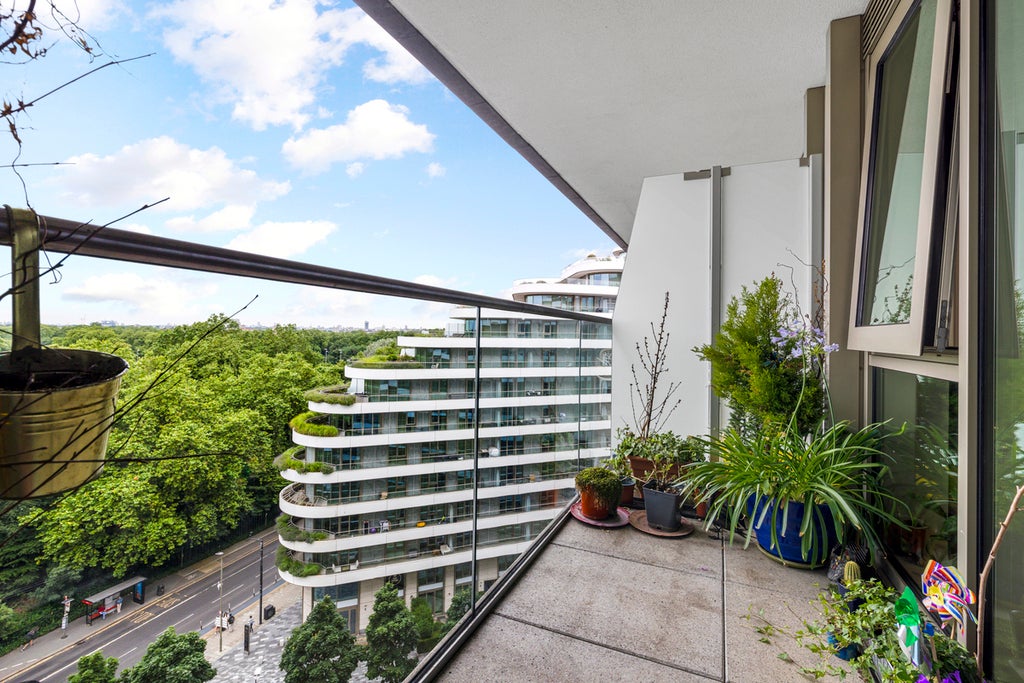 Flat Queenstown Road in Greater London