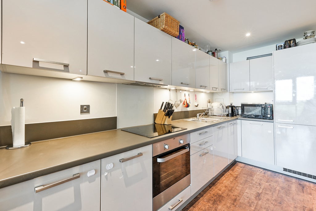 Flat Queenstown Road in Greater London