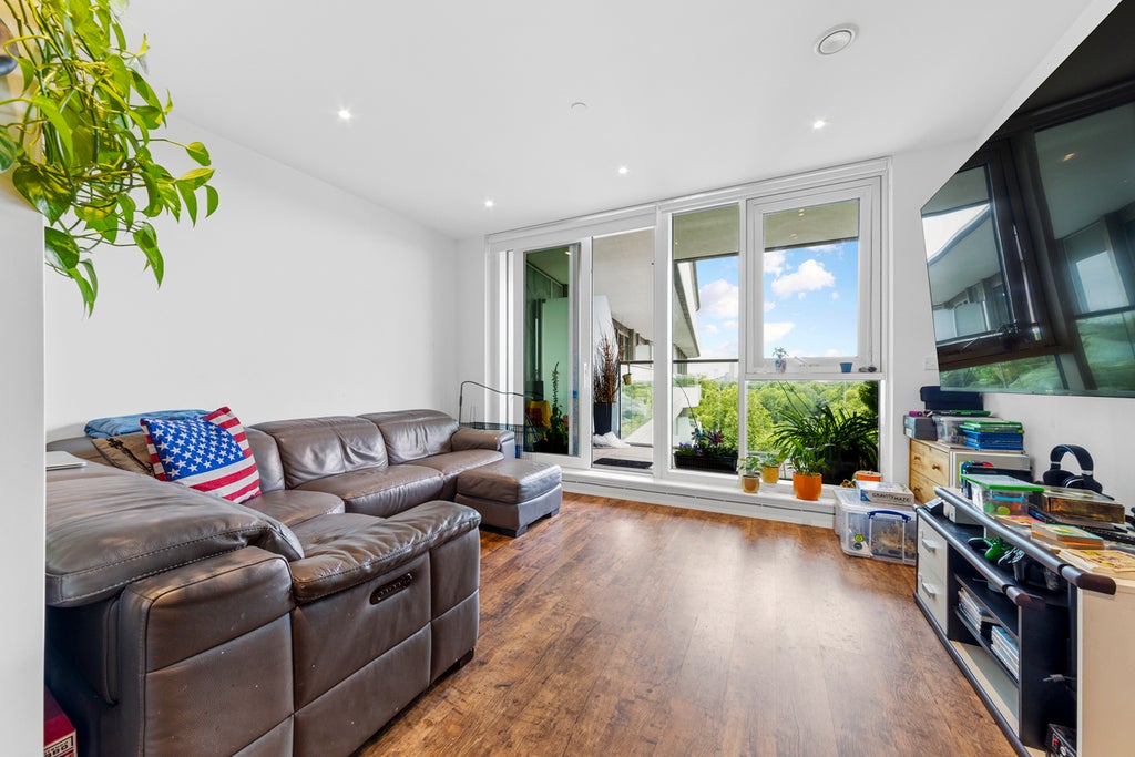 Flat Queenstown Road in Greater London