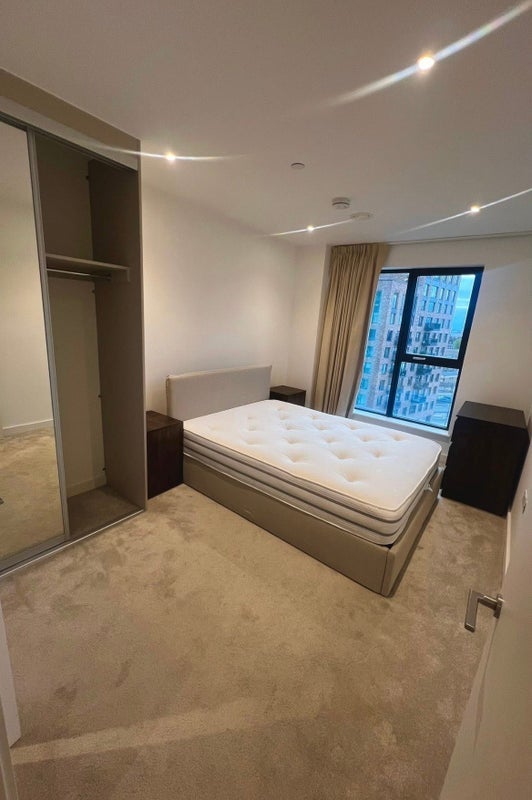 Flat Reed Avenue in Greater London