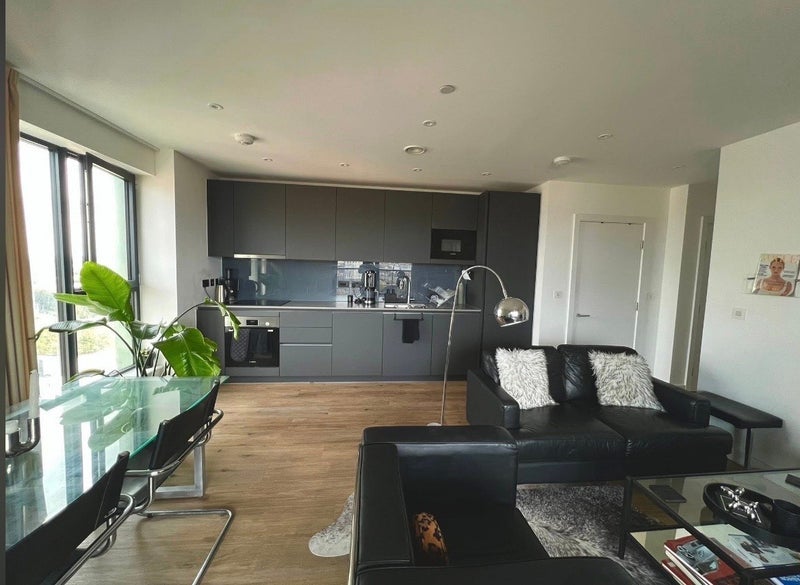 Flat Reed Avenue in Greater London