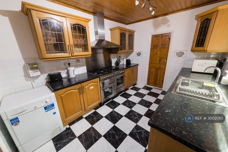 Room Dallow Road in Luton