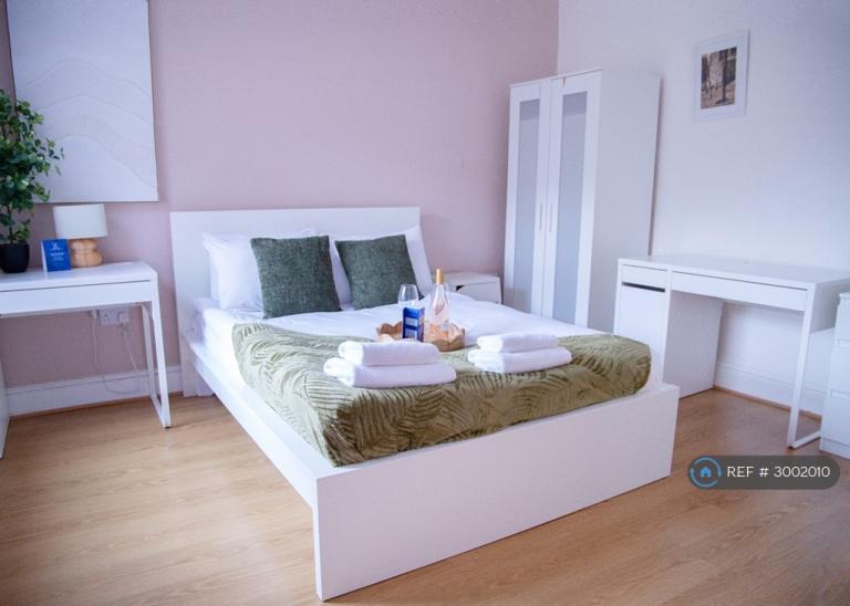 Room Dallow Road in Luton