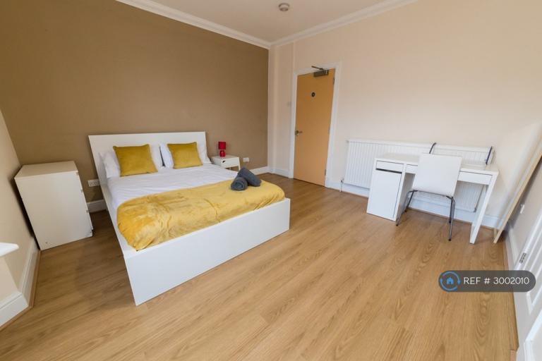 Room Dallow Road in Luton