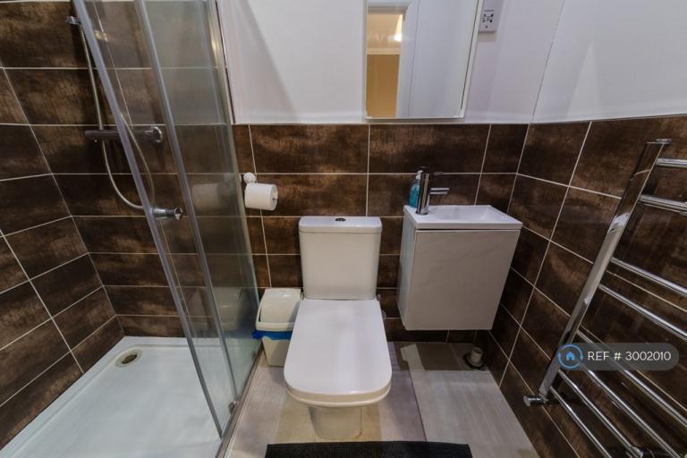 Room Dallow Road in Luton