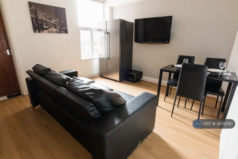 Room Dallow Road in Luton