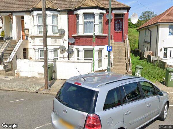 Flat Riverdale Road in Greater London