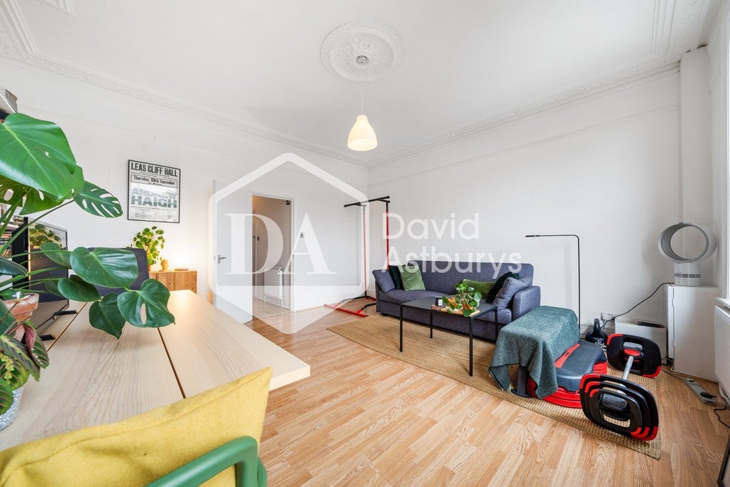 Flat Bryanstone Road in Greater London