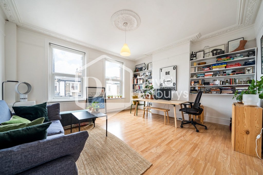 Flat Bryanstone Road in Greater London