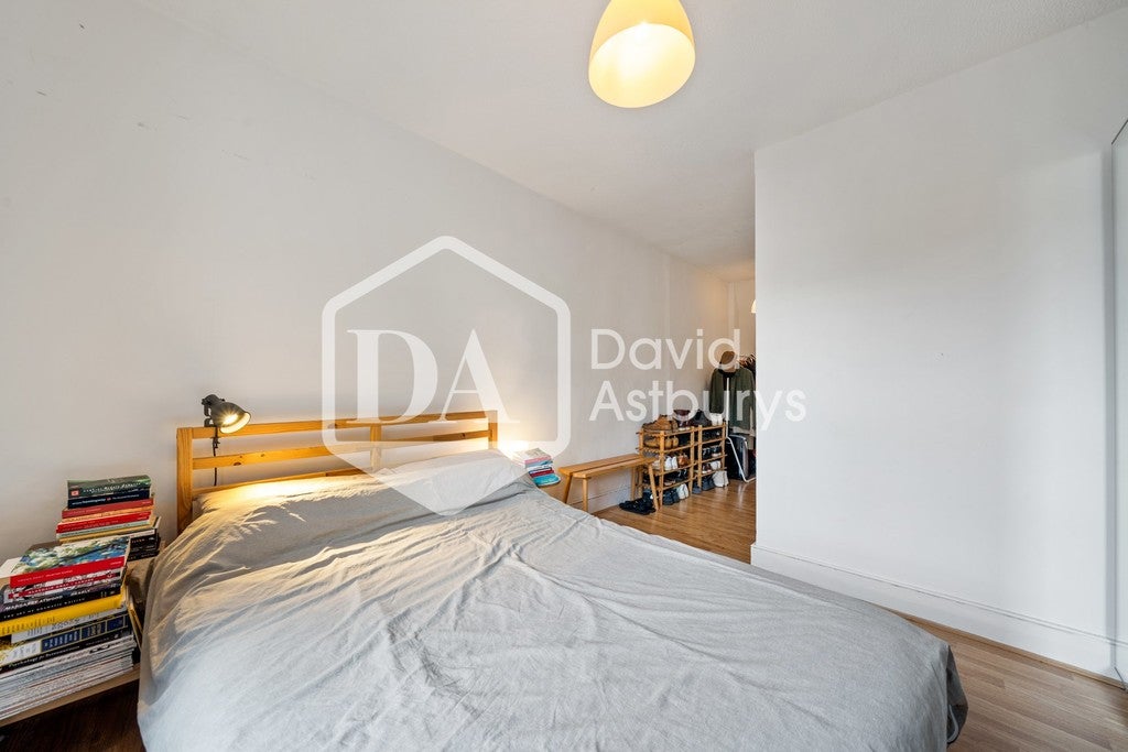 Flat Bryanstone Road in Greater London