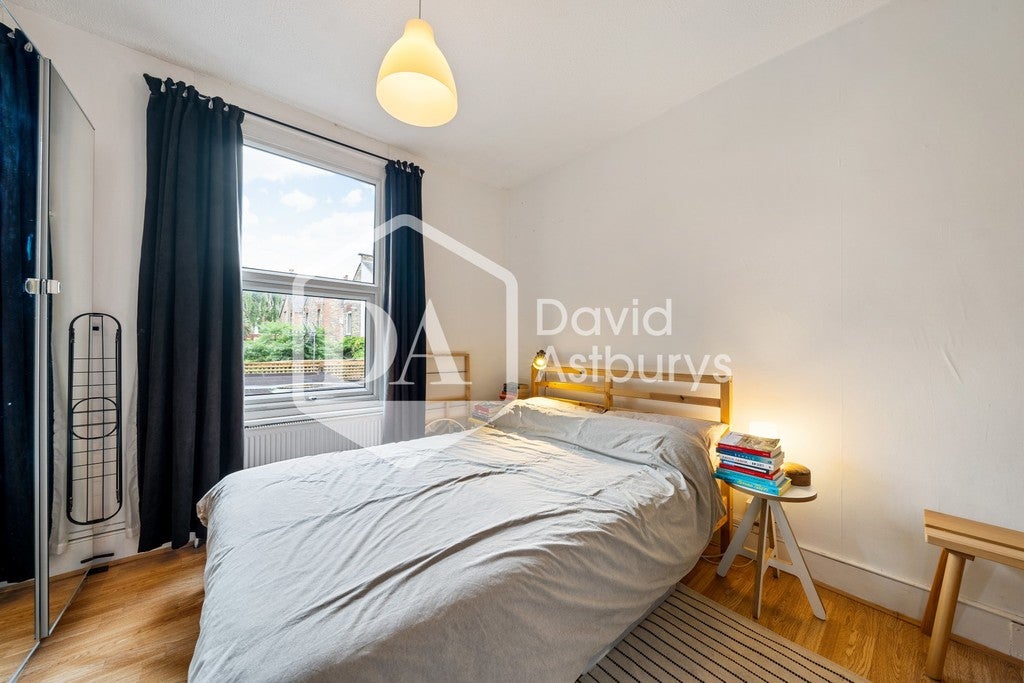Flat Bryanstone Road in Greater London