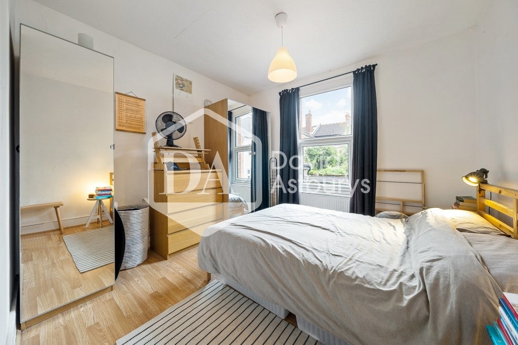 Flat Bryanstone Road in Greater London