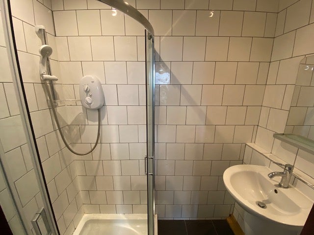 Room Hallewell Road in Birmingham