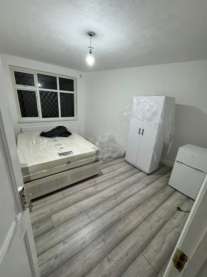 Room Knowle Avenue in Greater London