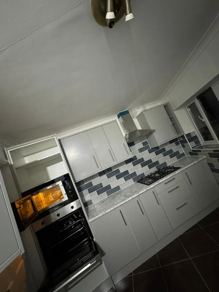 Room Knowle Avenue in Greater London
