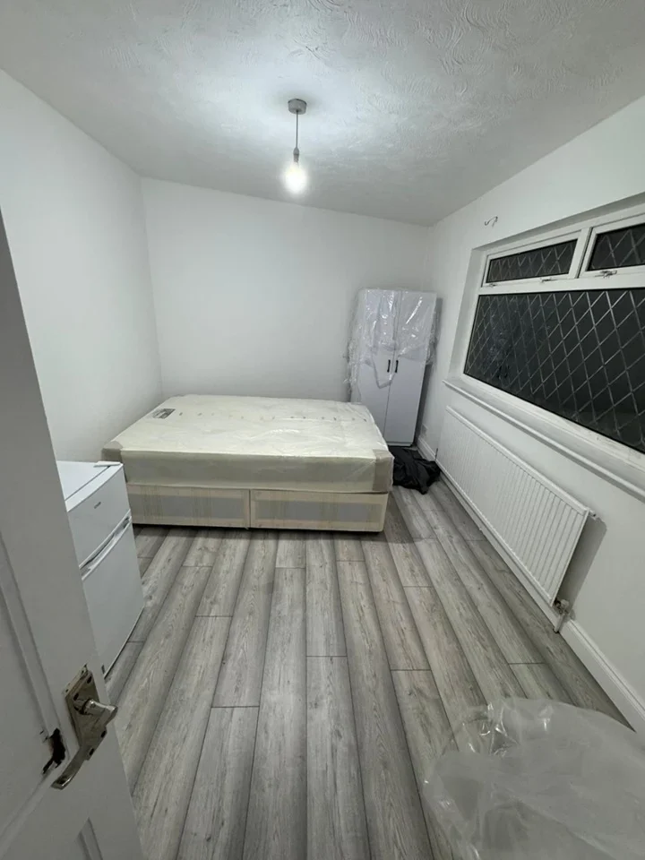 Room Knowle Avenue in Greater London