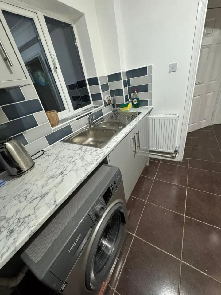 Room Knowle Avenue in Greater London