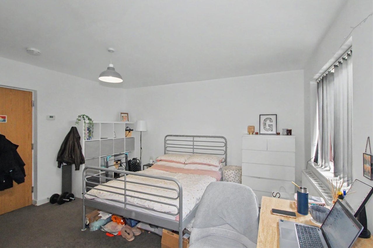 Flat Epsom Road in Guildford
