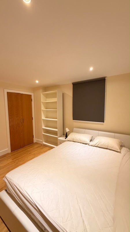 Room Chrisp Street in Greater London
