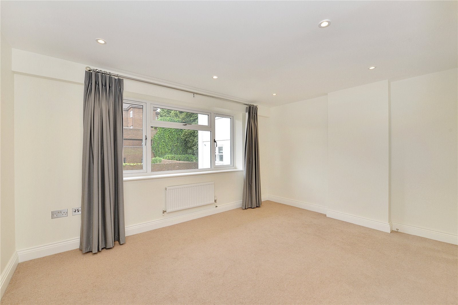 Flat Trafalgar Grove in Greater London