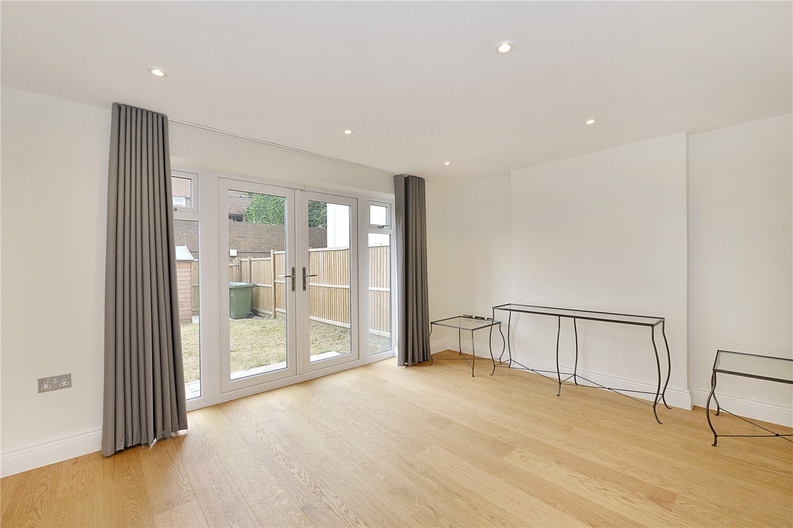Flat Trafalgar Grove in Greater London