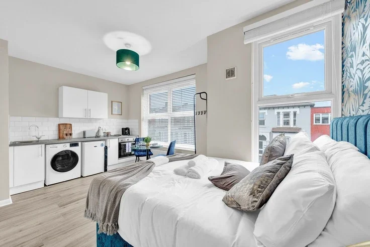Flat Wightman Road in Greater London