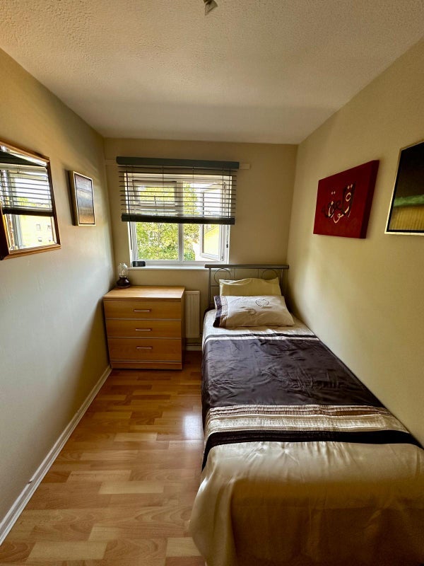 Room Moriatry Close in Greater London
