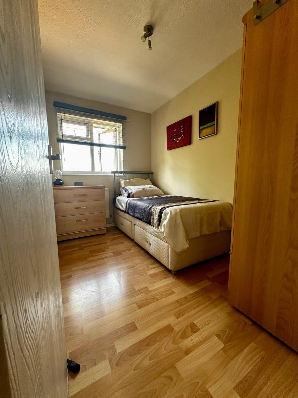 Room Moriatry Close in Greater London