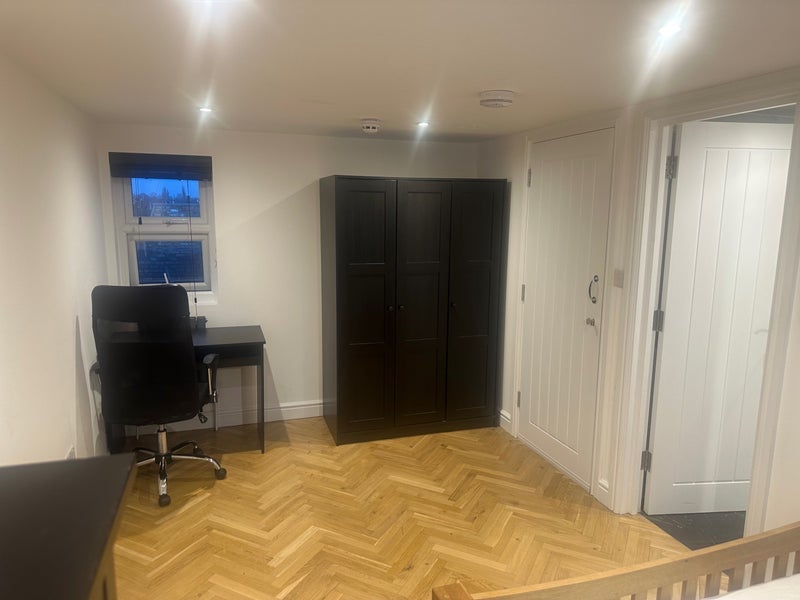 Room Crealock Street in Greater London