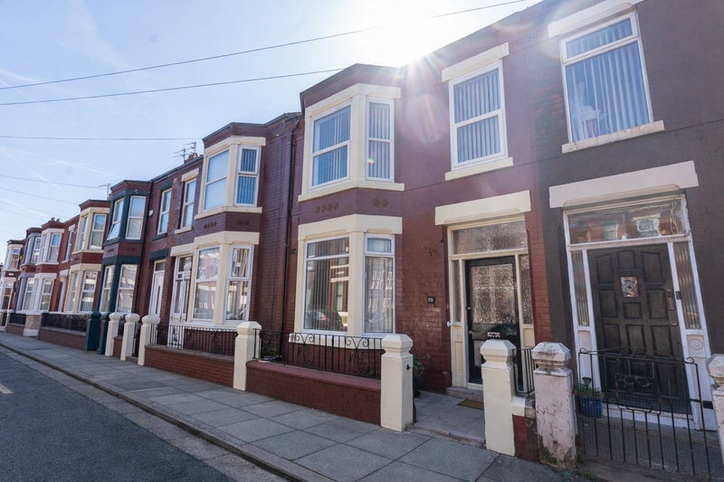 Room Evered Avenue in Liverpool