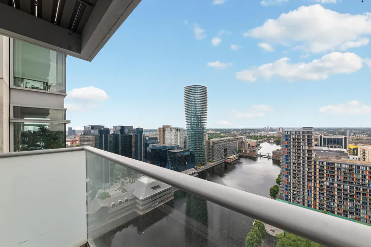Flat Pan Peninsula Square in Greater London