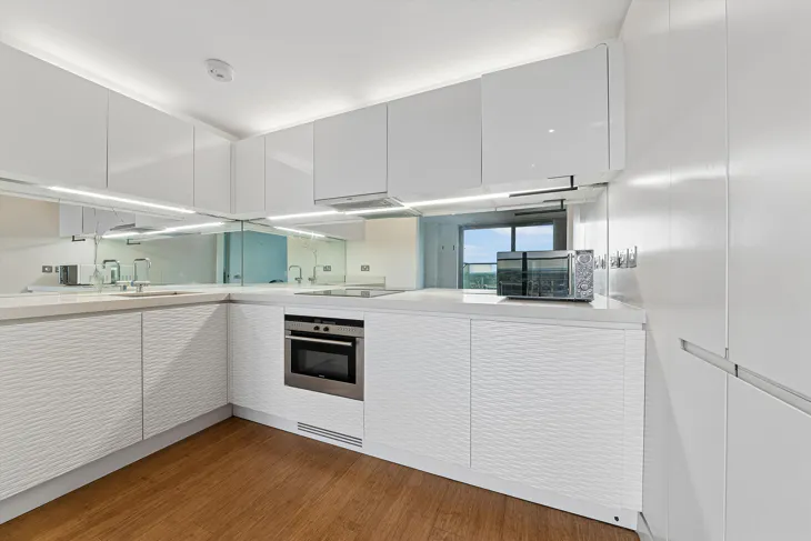 Flat Pan Peninsula Square in Greater London