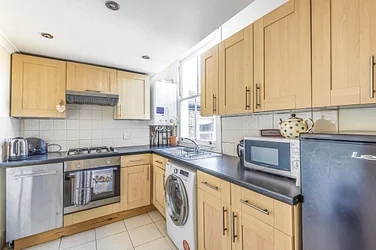 Flat Poynders Gardens in Greater London