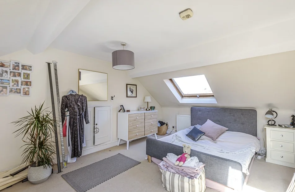 Flat Poynders Gardens in Greater London