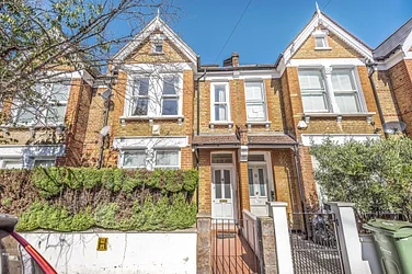 Flat Poynders Gardens in Greater London