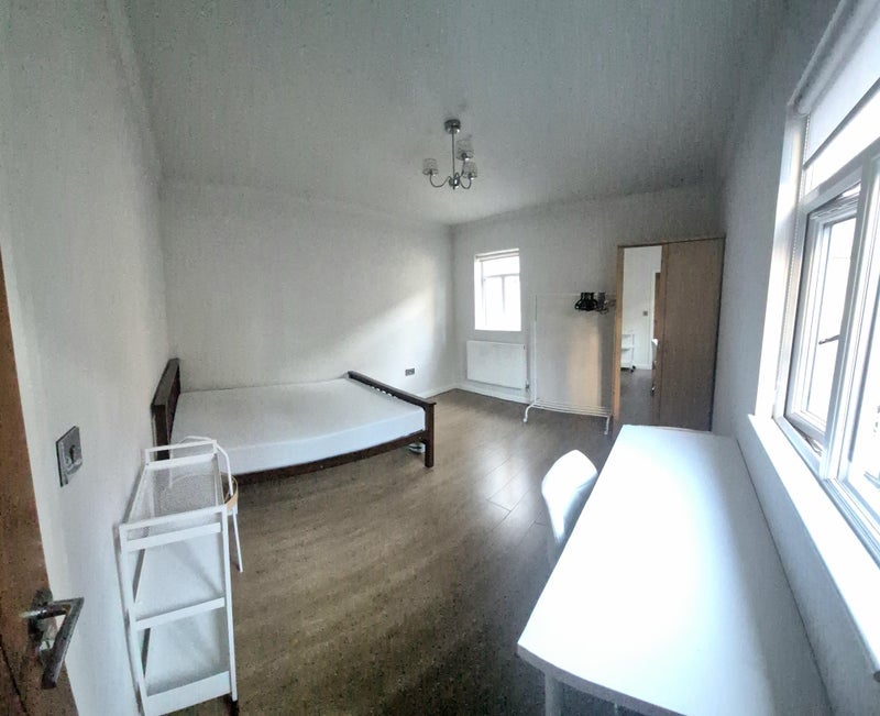 Room Settles Street in Greater London