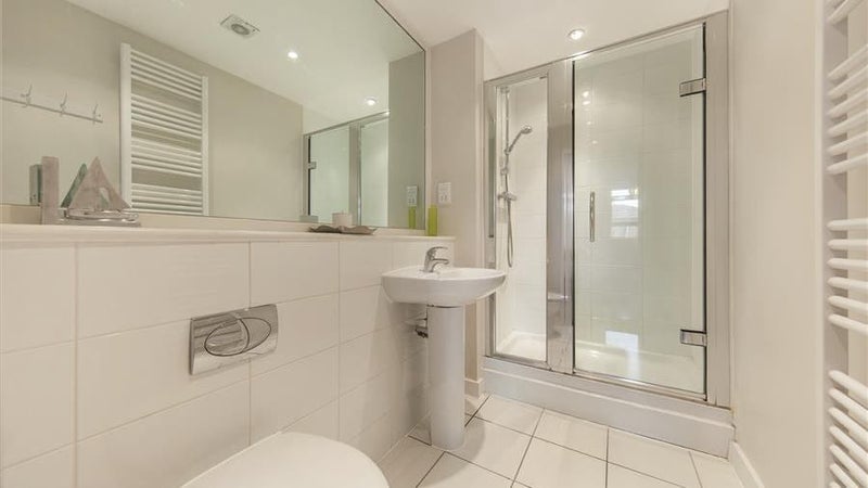Room Scott Avenue in Greater London