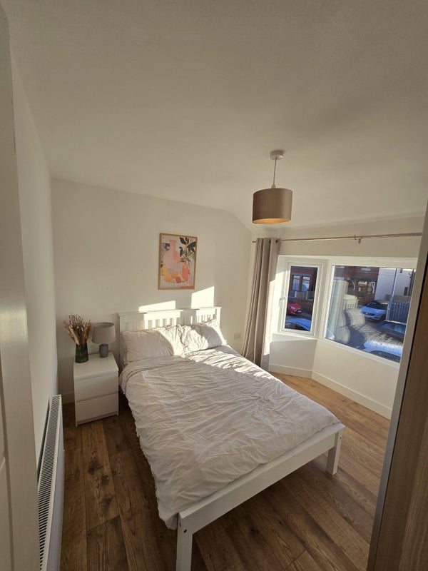 Room Hayfield Road in Salford